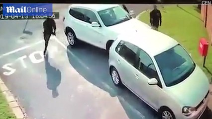 بلطجيان "يجران" ضحية من شعرها لسرقة سيارتها