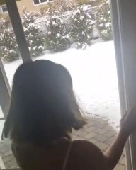 Pulando na neve de cara