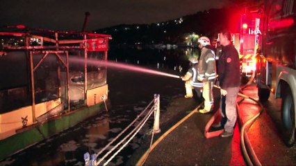 Haliç’te kafe olarak kullanılan 2 teknede yangın
