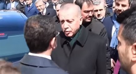 Cumhurbaşkanının İstanbul Büyükşehir Belediye Başkanının elini sıktığı an