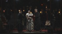 El papa preside un Via Crucis por los migrantes