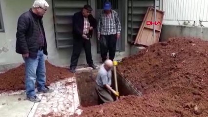 Adana Yaptırdığı Caminin Avlusuna Gömüldü