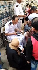 الشرطة  تساعد كبار السن في معرفة لجانهم الانتخابية بالمعادي