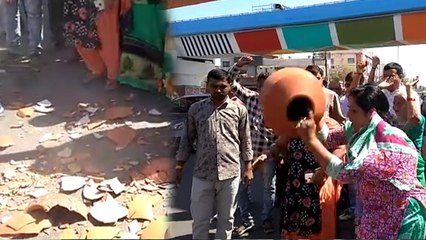 मुख्यमंत्री के होमटाउन में महिलाओं ने किया मटकी फोड़ प्रदर्शन, बोलीं- 'पानी दो, पानी दो