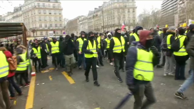 Gilets jaunes : le gouvernement craint un rapprochement avec les Black Blocs