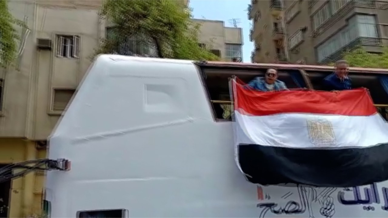 أوتوبيس وأغاني وطنية.. حكيم يحث المواطنين على المشاركة في الاستفتاء