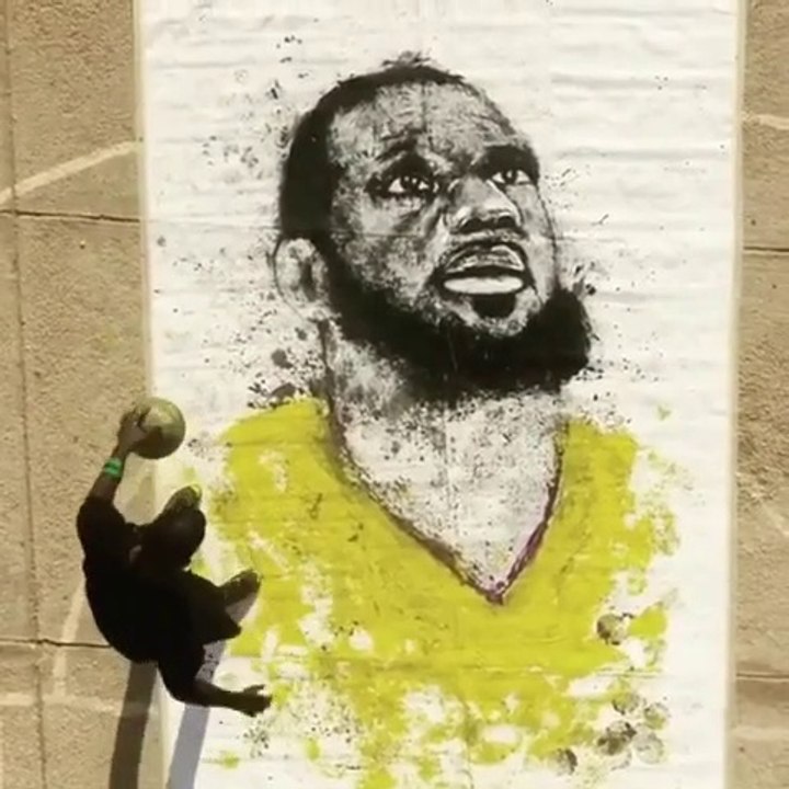 Basket-Ball - Boubou painted LeBron James while dribbling a basketball