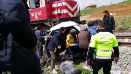Yolcu treni otomobile çarptı: 2 ağır yaralı