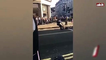 Tam yetki alan İngiliz polisi eylemcileri yerde sürükledi!