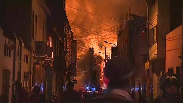 Perù: vasto incendio nel centro storico di Lima