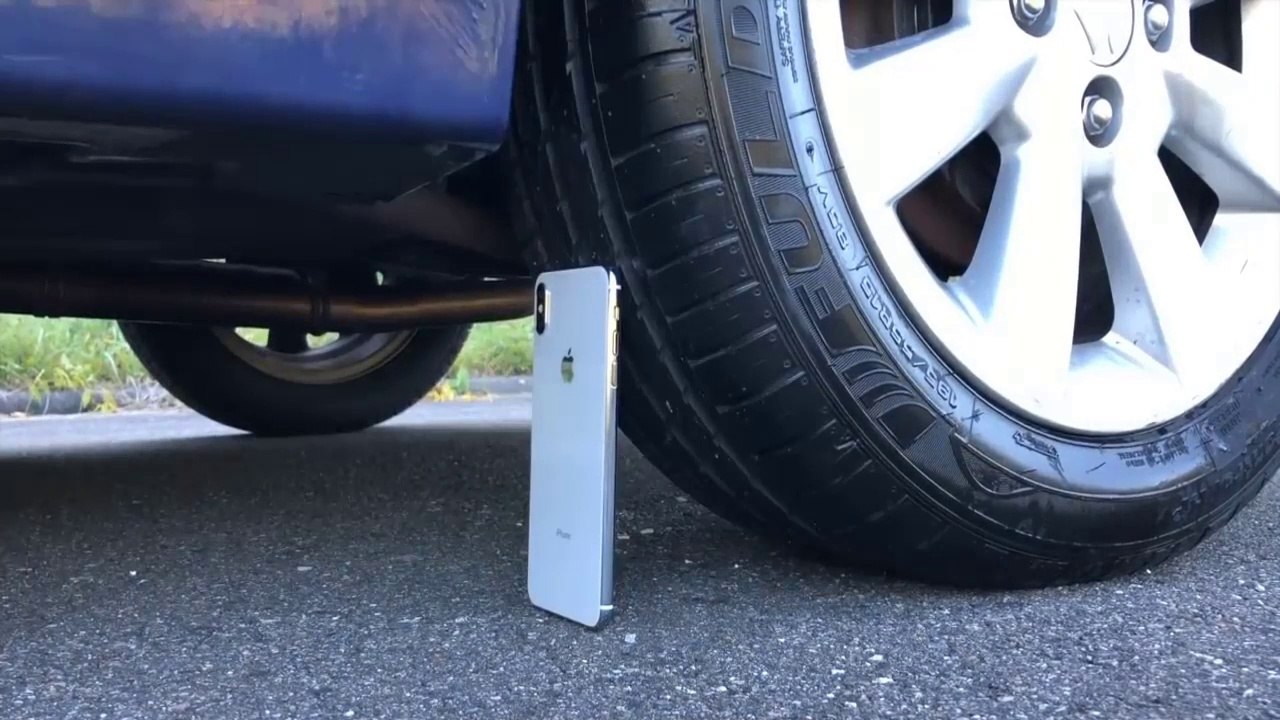 HOT | Samsung Galaxy S10 vs iPhone XS Max vs CAR