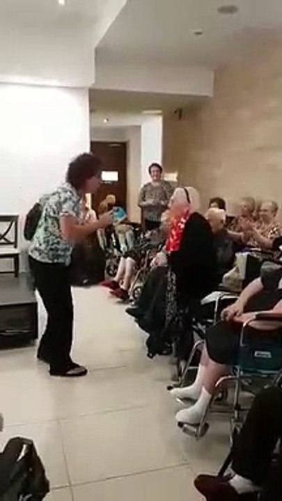 Mamie se lâche à la maison de retraite