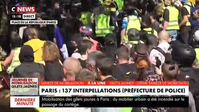 Gilets jaunes: La vitrine d’un magasin Go Sport, situé place de la République à Paris, attaquée par certains casseurs et pilleurs cagoulés