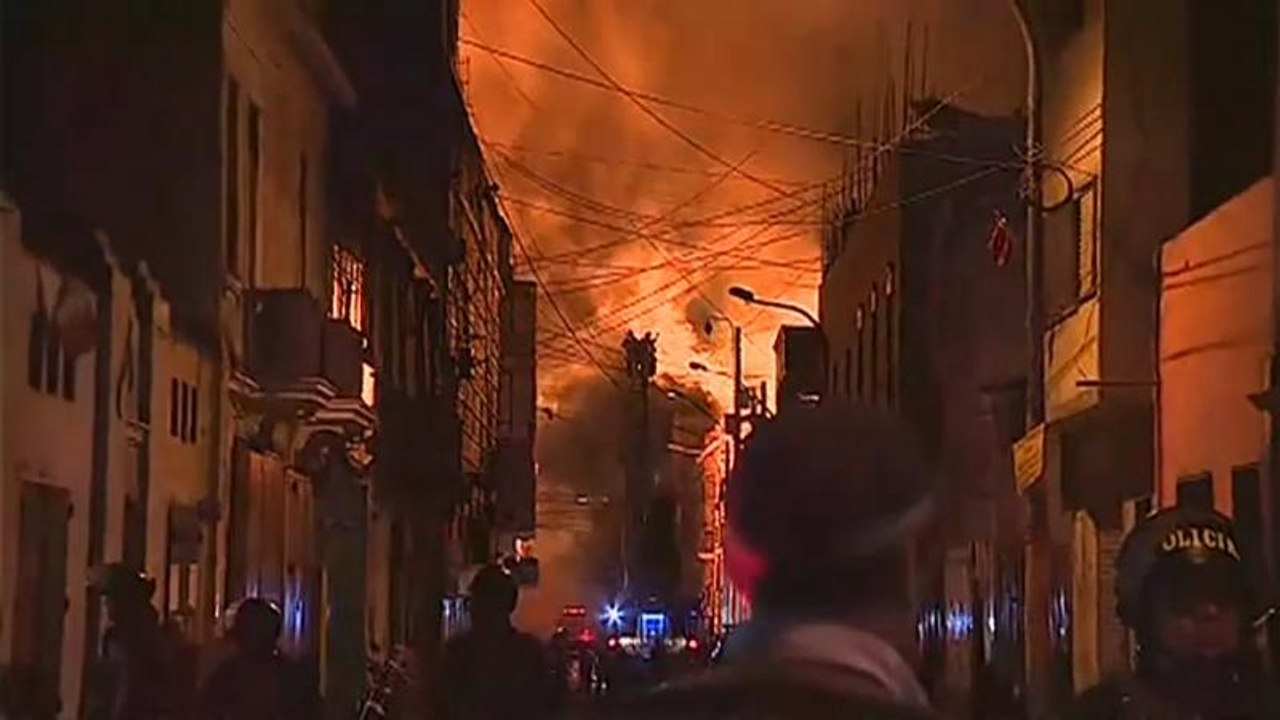 Lima: Großfeuer verschlingt Lagerhalle