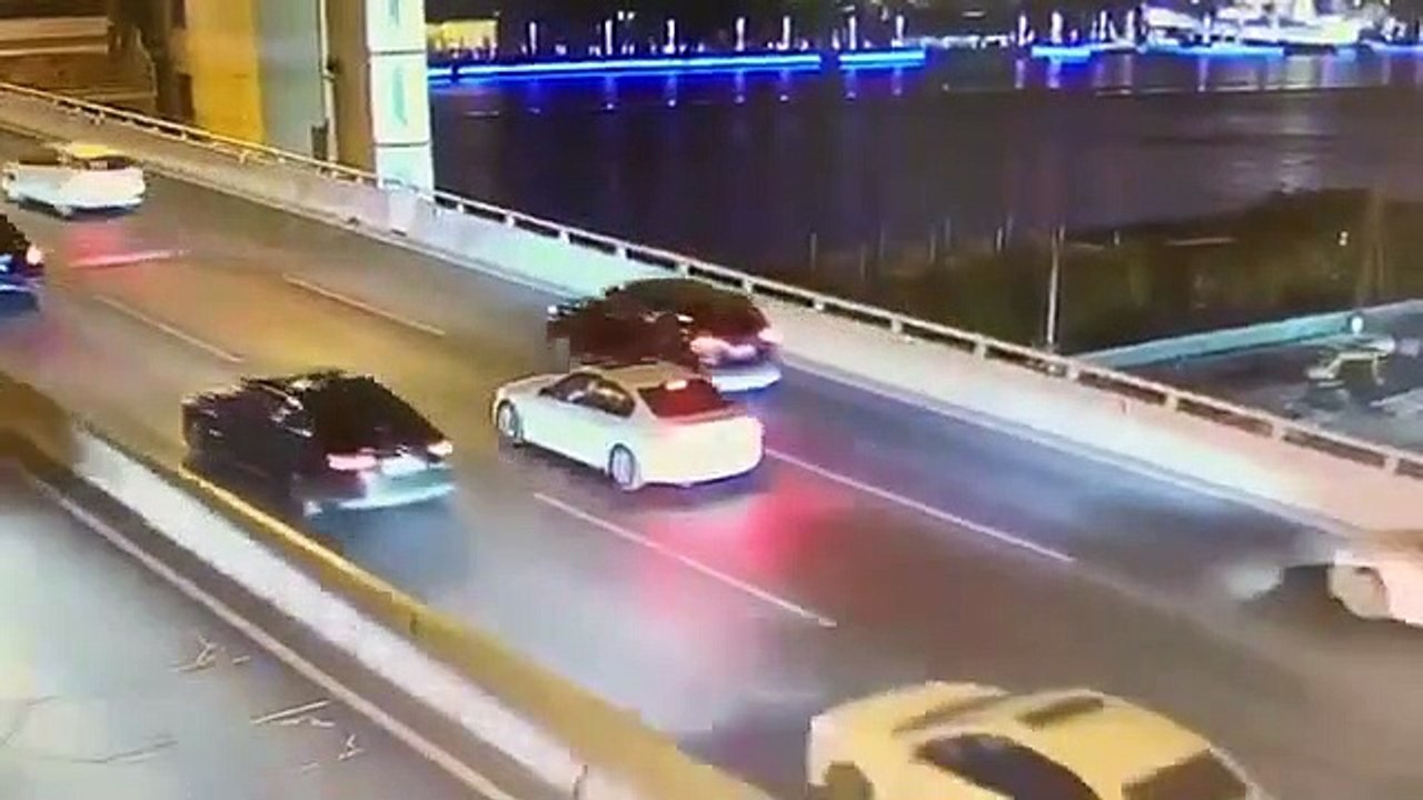 Bị mẹ mắng, cậu con trai uất ức nhảy cầu tự vẫn ngay trước mặt mẹ