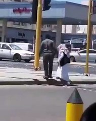 رجل أمن يترجل من دوريته لمساعدة مُسن في عبور الطريق - -