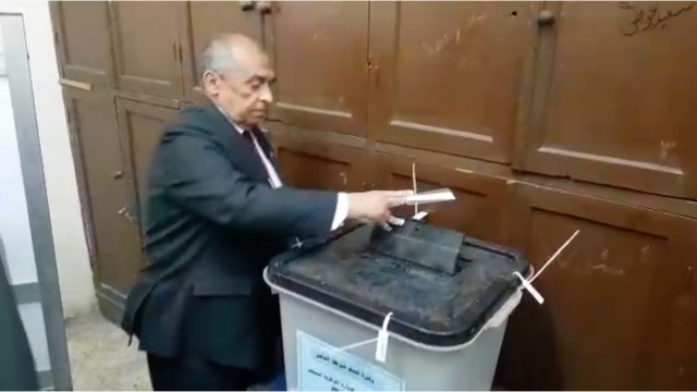 وزير الزراعة يدلي بصوته في التعديلات الدستورية : المشاركة أمانة