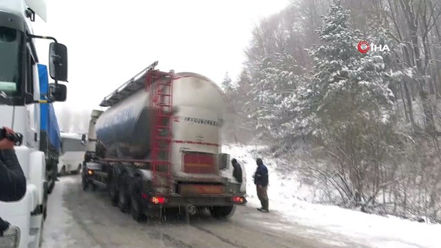 Domaniç'te kar yağışı...Sürücüler zor anlar yaşadı, araçlar saatlerce yolda kaldı