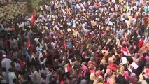 السودانيون يطالبون المجلس العسكري بسلطة مدنية