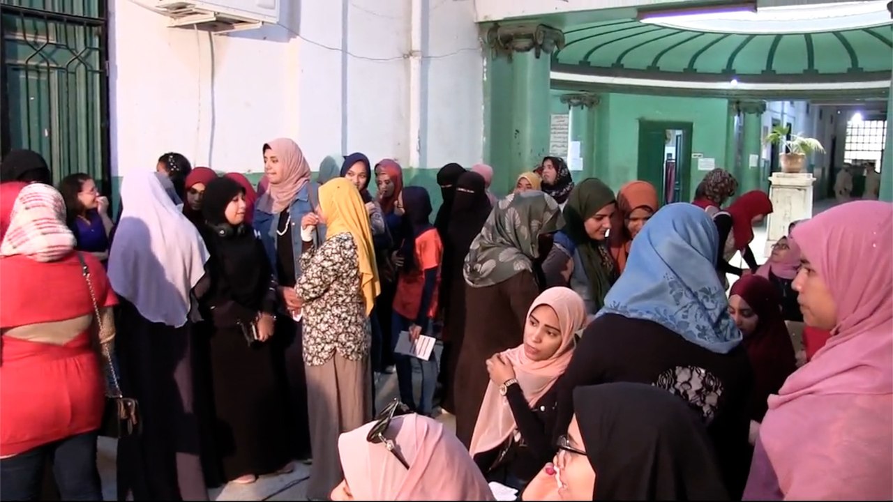 إقبال كبير من الفتيات على لجان الاستفتاء بالمنيا