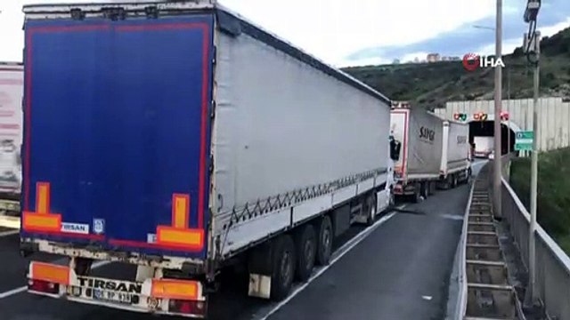 TEM'de 3 tır birbirine girdi, kilometrelerce kuyruk oluştu