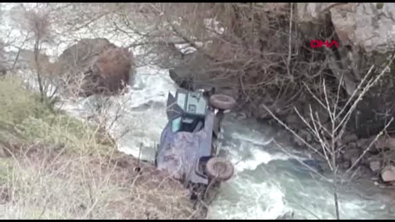 Giresun Polis Özel Harekat Aracı Dereye Yuvarlandı 6 Polis Yaralı
