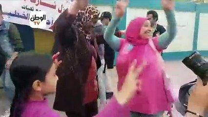 وصلة رقص أمام إحدى لجان الاستفتاء في الدقي