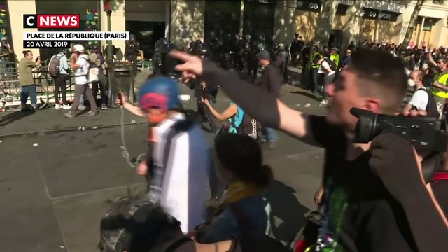 Des Gilets jaunes scandent Suicidez-vous ! face aux forces de l'ordre