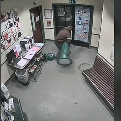 Il entre par effraction en pleine nuit pour voler... un distributeur de bonbons !