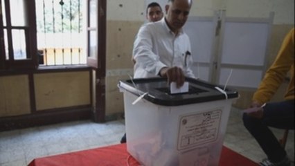 Música y poca gente en el inicio del referéndum que puede perpetuar a Al Sisi