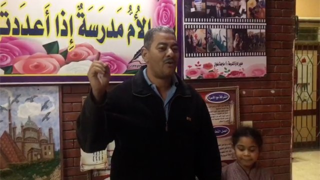 ناخب يلقي قصيدة شعرية في رجال الجيش والشرطة بعد إدلائه بصوته