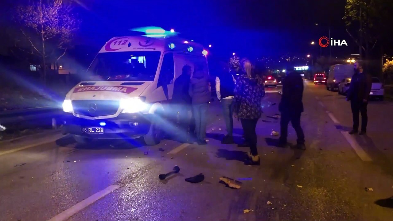 Kaza yapan araçtan inen vatandaşlara arkadan gelen başka bir araç çarptı