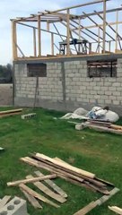 Démarrer une tronçonneuse entre les jambes