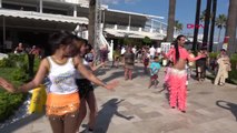 Muğla Yerli ve Yabancı Tatilciler Zenne ile Dans Öğrenip Eğleniyor