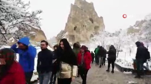 Turistler Kapadokya’da Nisan ayında yağan karın keyfini çıkardı