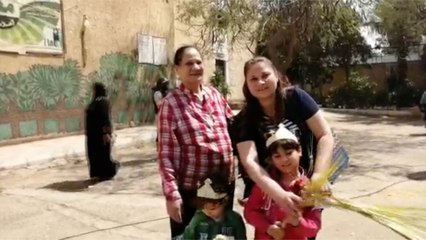 أسرة مسيحية تحتفل بـ أحد السعف في لجان استفتاء التعديلات الدستورية