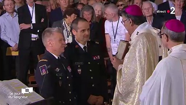 Incendie de Notre-Dame : un livre sauvé des flammes remis aux pompiers lors de la messe de Pâques