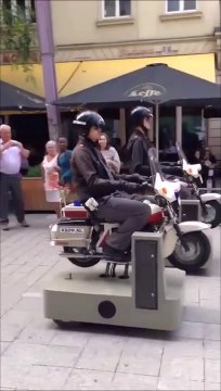 Hilarant : ces policiers ont une façon très originale de patrouiller