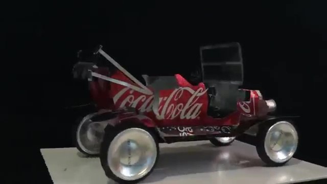 Cet homme fabrique une voiture à partir de canettes de Coca