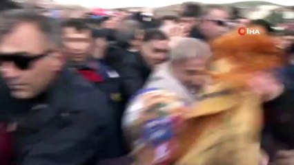 Vatandaşların saldırısına uğrayan CHP Lideri Kılıçdaroğlu bir eve sığındı