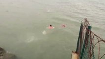 Denizde Boğulma Tehlikesi Geçiren Kadını Polis Kurtardı (2)