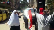 مسنة تحتفل بالرقص بعد الإدلاء بصوتها فى الاستفتاء على الدستور