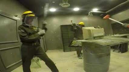 "Stanze della rabbia": entra e spacca tutto