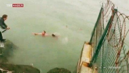 Boğulma tehlikesi geçiren kadını polis kurtardı