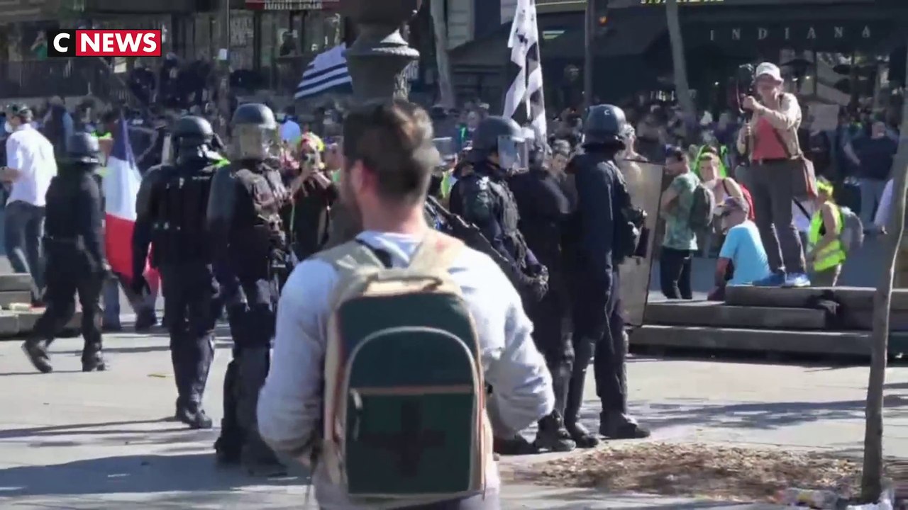 Gilets jaunes : la "haine anti-flics" à son paroxysme