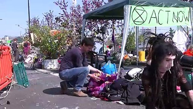 Police arrest Extinction Rebellion protesters in London