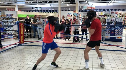 Démonstration de boxe dans un supermarché