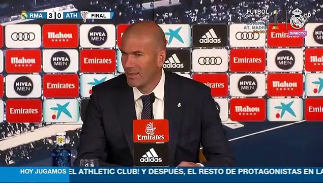 Zidane: Benzema es el mejor delantero del momento