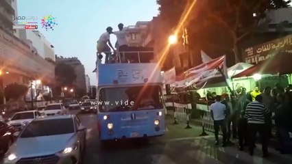 شاهد.. "باص مكشوف" بأعلام مصر يجوب شوارع القاهرة