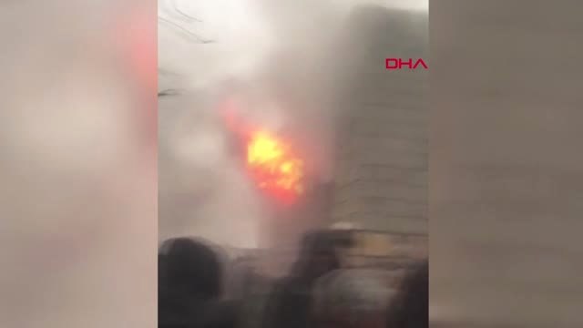 Hakkari Çukurca'da Yıldırımın İsabet Ettiği Ev Alev Alev Yandı